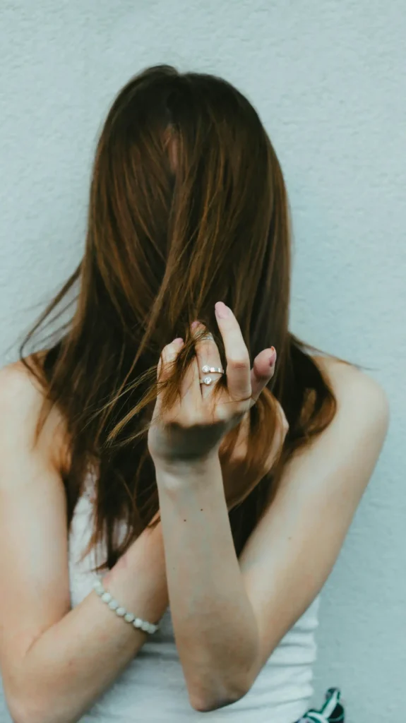 Fryzura upięta w elegancki kok na zimno bez użycia ciepła