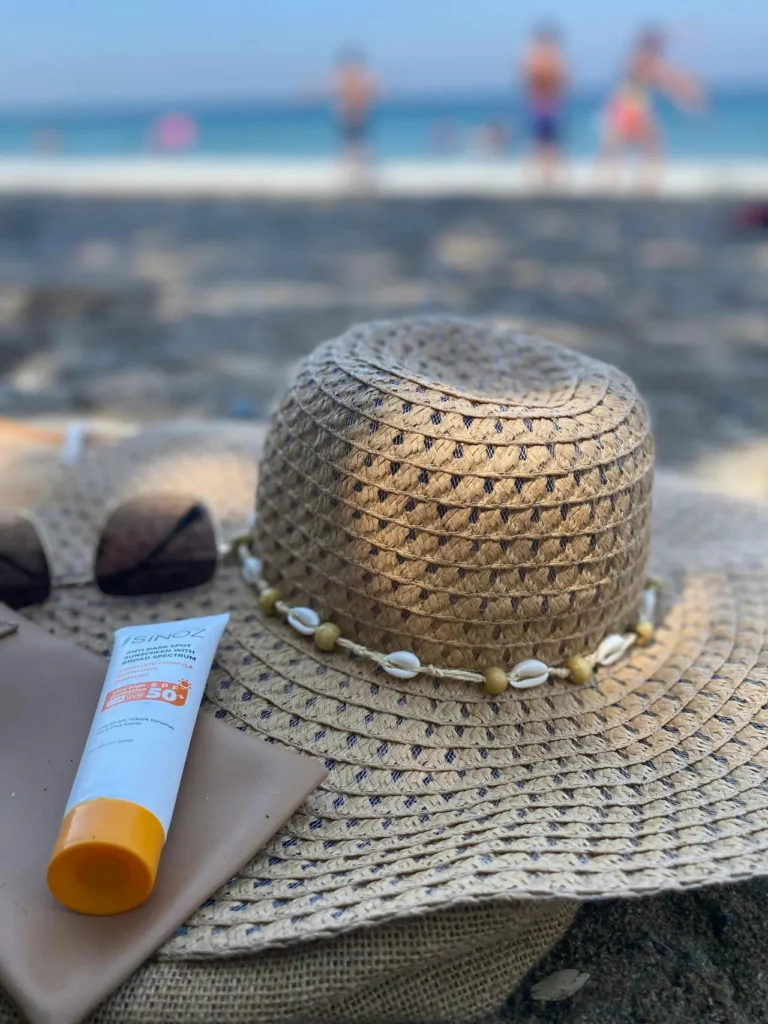 Zdjęcie porównawcze prawidłowego i błędnego stosowania kremu z filtrem SPF na twarzy