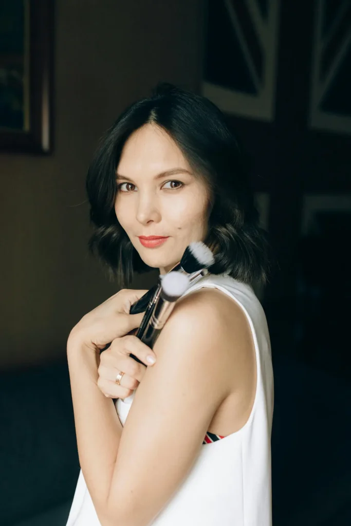 Ilustracja pokazująca różne typy skóry: tłustą, suchą, mieszaną i normalną z opisami