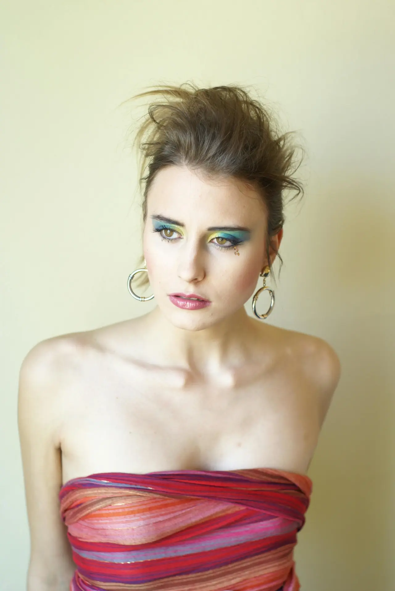 Kobieta wykonująca naturalny makijaż no makeup z lekkim podkładem i podkreśleniem oczu