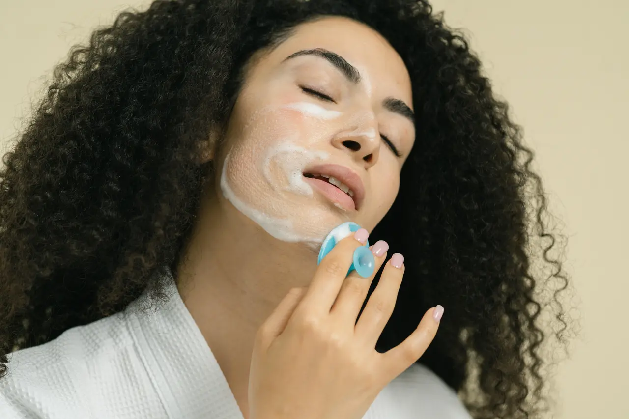 Wizualne przedstawienie różnic między poranną a wieczorną rutyną pielęgnacyjną na skórze twarzy