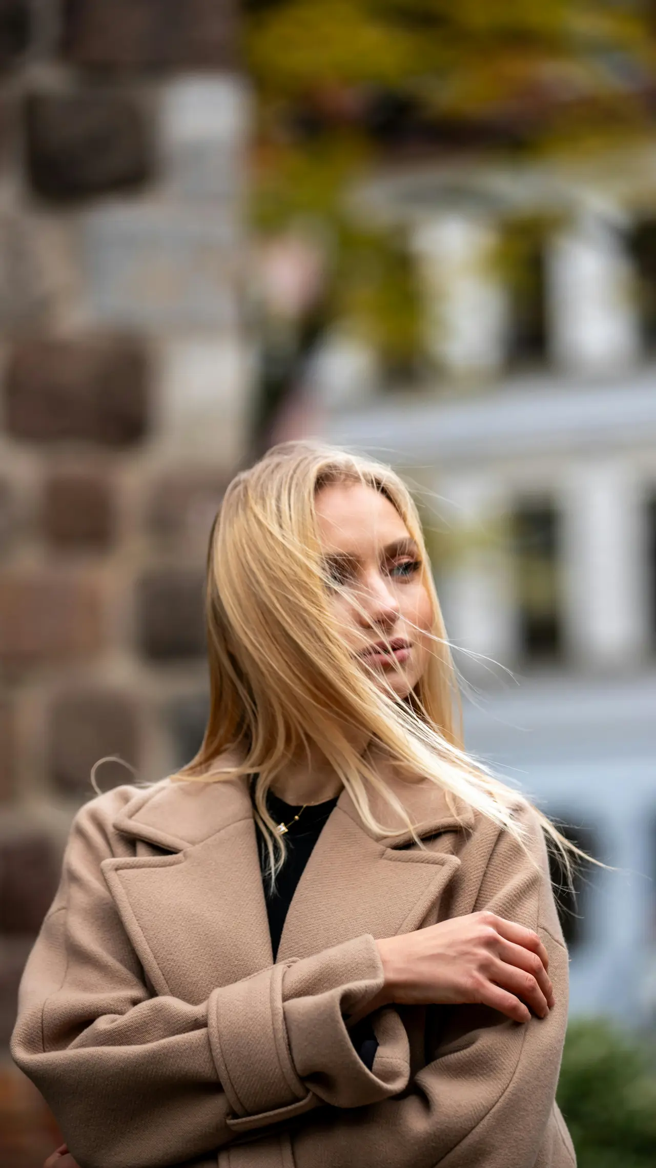 Porównanie włosów puszących się i gładkich z wykorzystaniem odpowiednich produktów pielęgnacyjnych