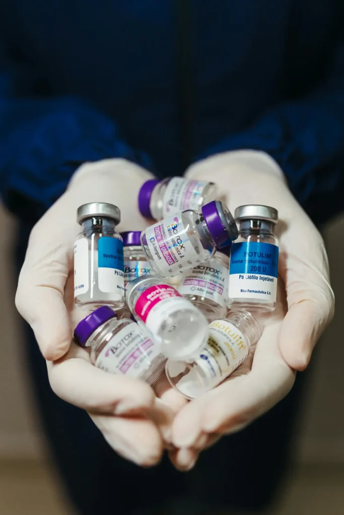 Kobieta podczas konsultacji przed zabiegiem botoksu z dermatologiem w gabinecie kosmetologicznym