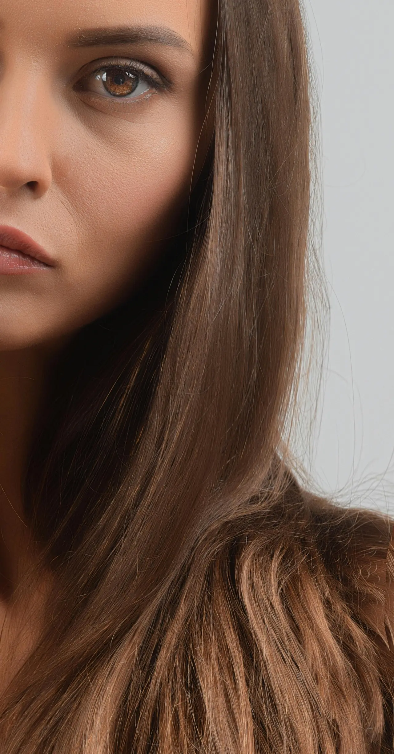 Porównanie struktury włosów o niskiej, średniej i wysokiej porowatości pod mikroskopem