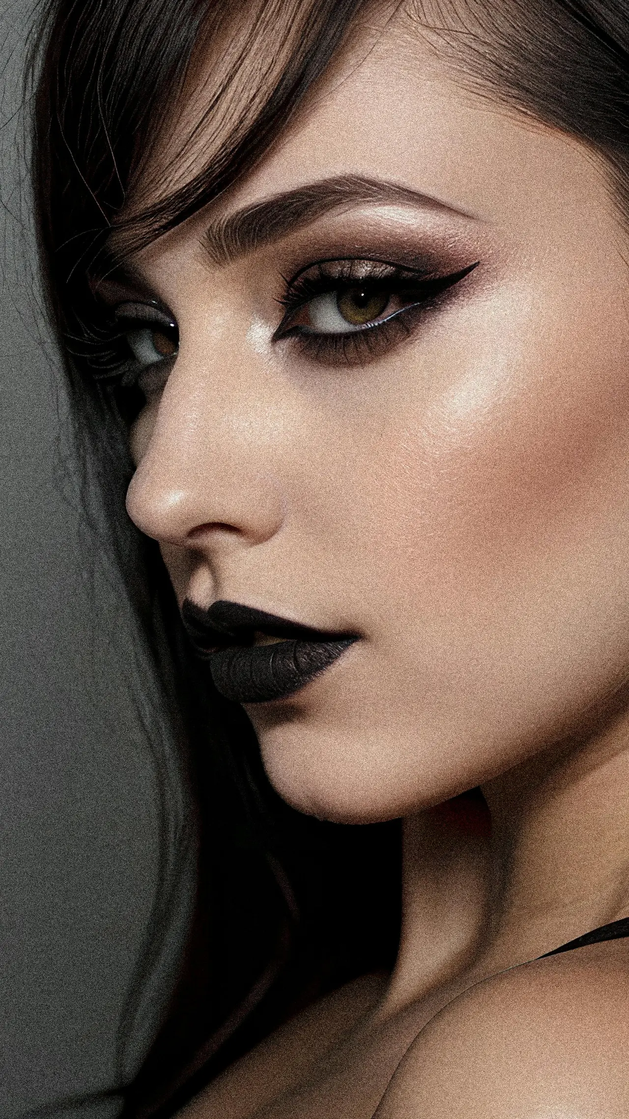 Porównanie kobiecej twarzy z naturalnym makijażem i mocnym makijażem