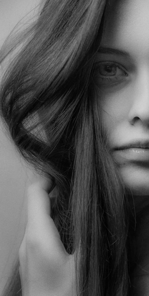 Zdjęcie pokazujące zdrowe i wypadające włosy z porównaniem gęstości i struktury