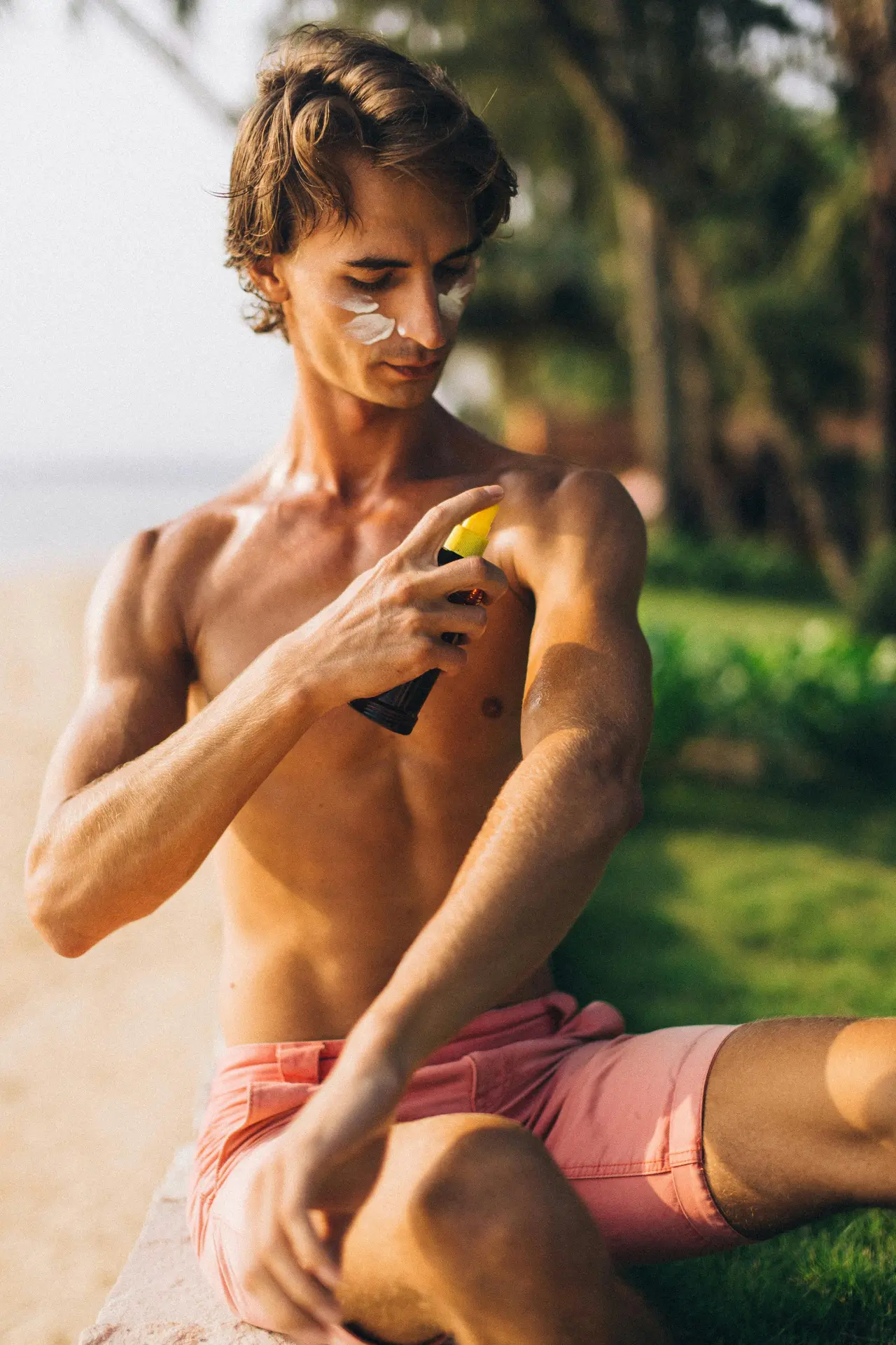 Kobieta aplikująca odpowiednią ilość kremu z filtrem SPF na twarz z dokładnymi pomiarami pokazującymi rekomendowaną ilość