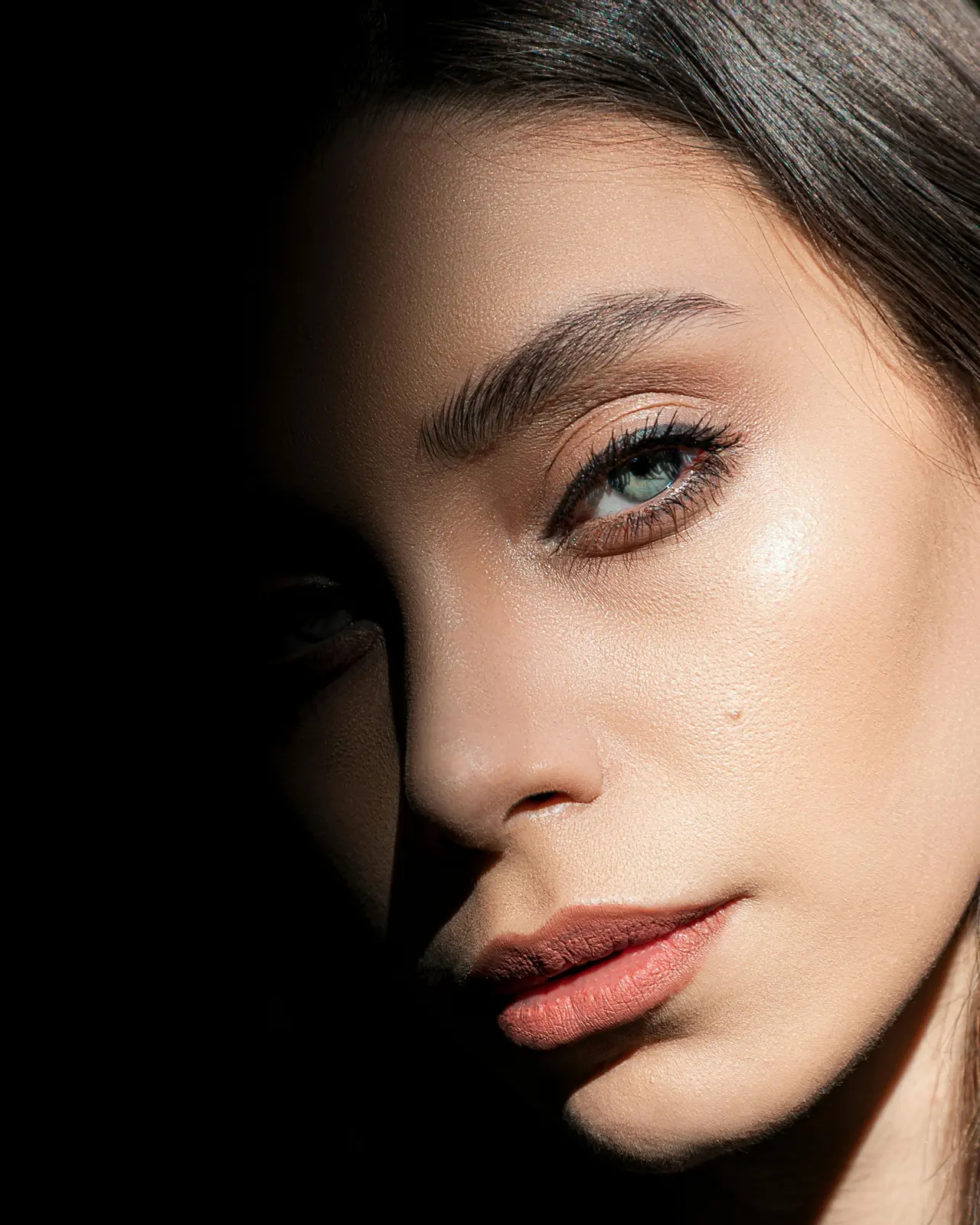 Dziewczyna z naturalnym, świeżym makijażem clean girl style z podkreślonymi brwiami i delikatnie rozświetloną skórą