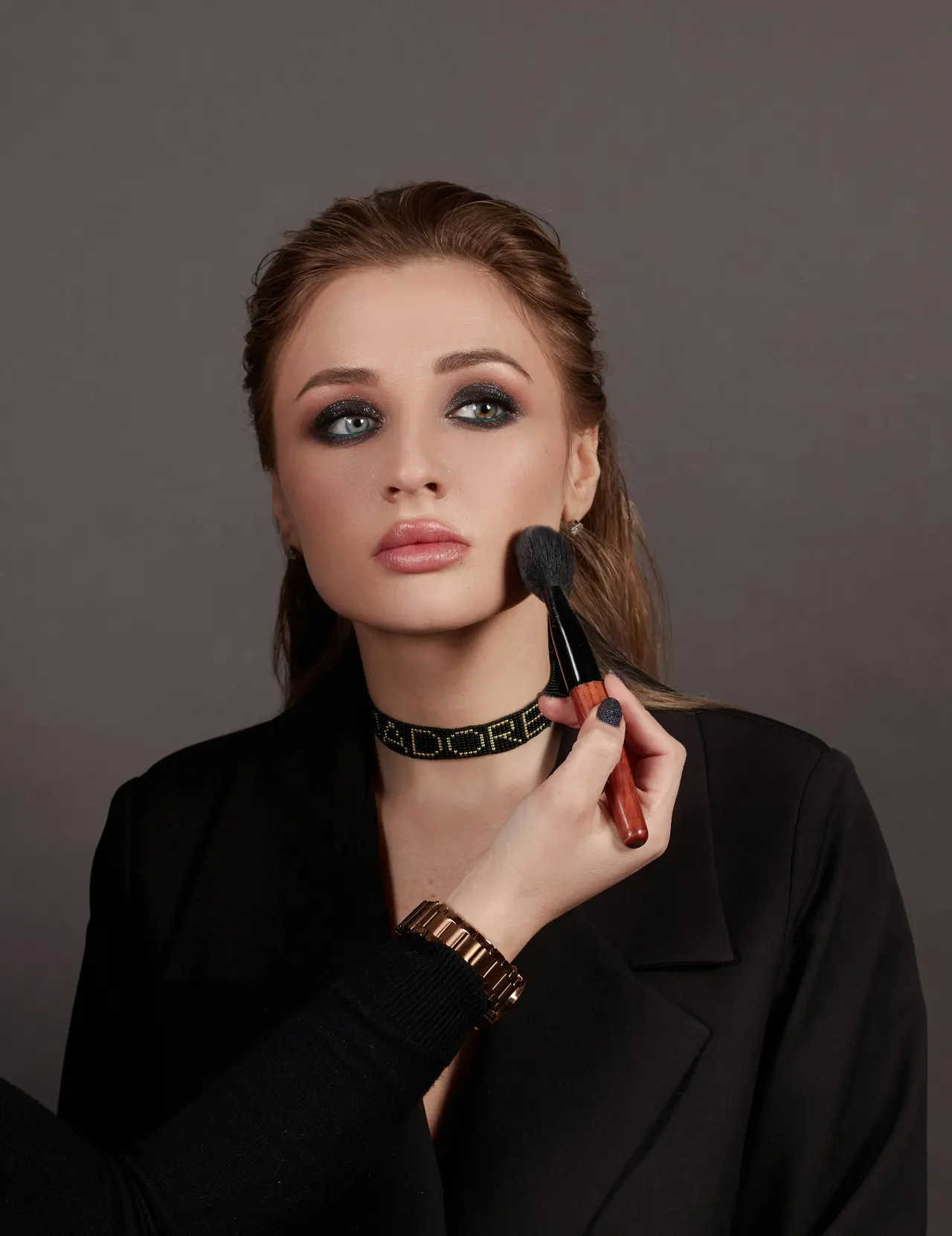 Porównanie efektów konturowania i bronzowania na twarzy